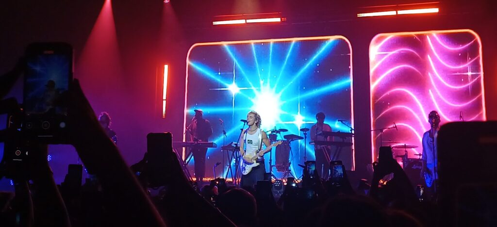 Ross Lynch performando Don't Take The Night durante show em São Paulo do The Driver Era.