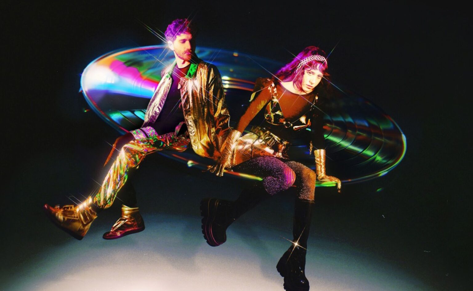 Magdalena Bay no C6 Fest: conheça o duo que transforma o pop alternativo em experiência visual e sonora