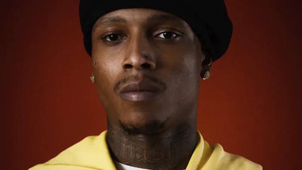 Rapper Alee performando a música Instinto no cenário monocromático do projeto COLORS em Berlim