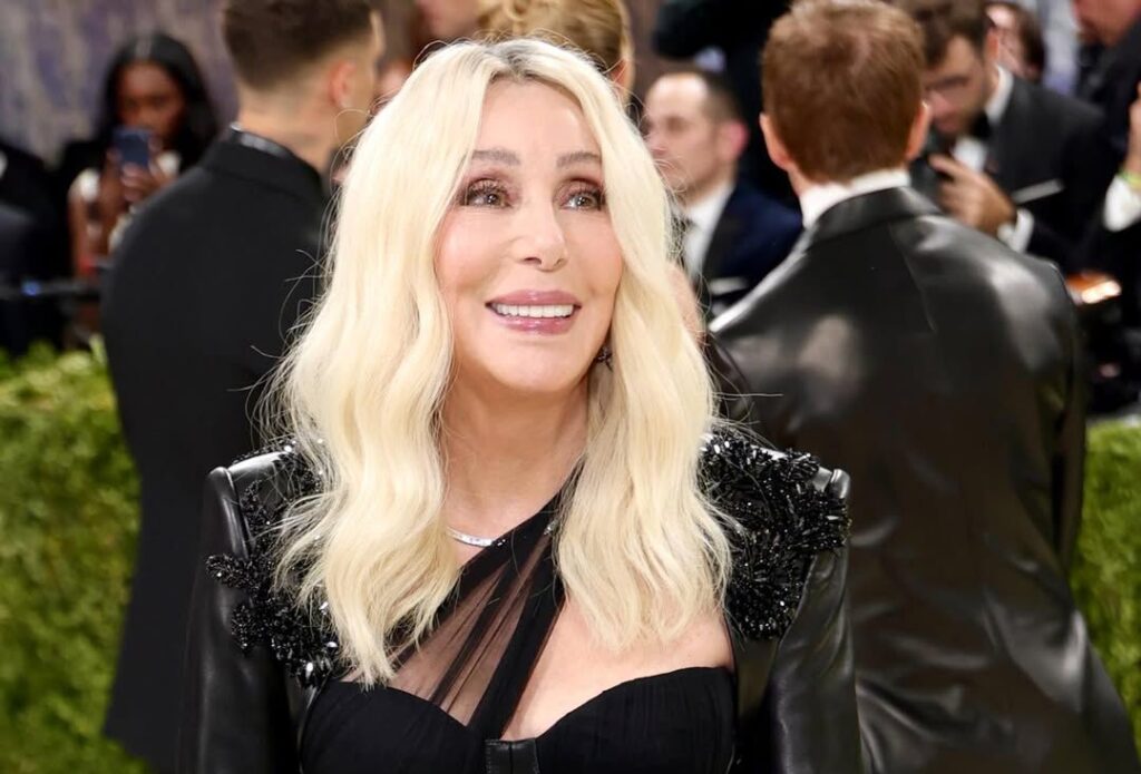 Cher faz 80 anos e mantém influência histórica na música, cinema e na moda
