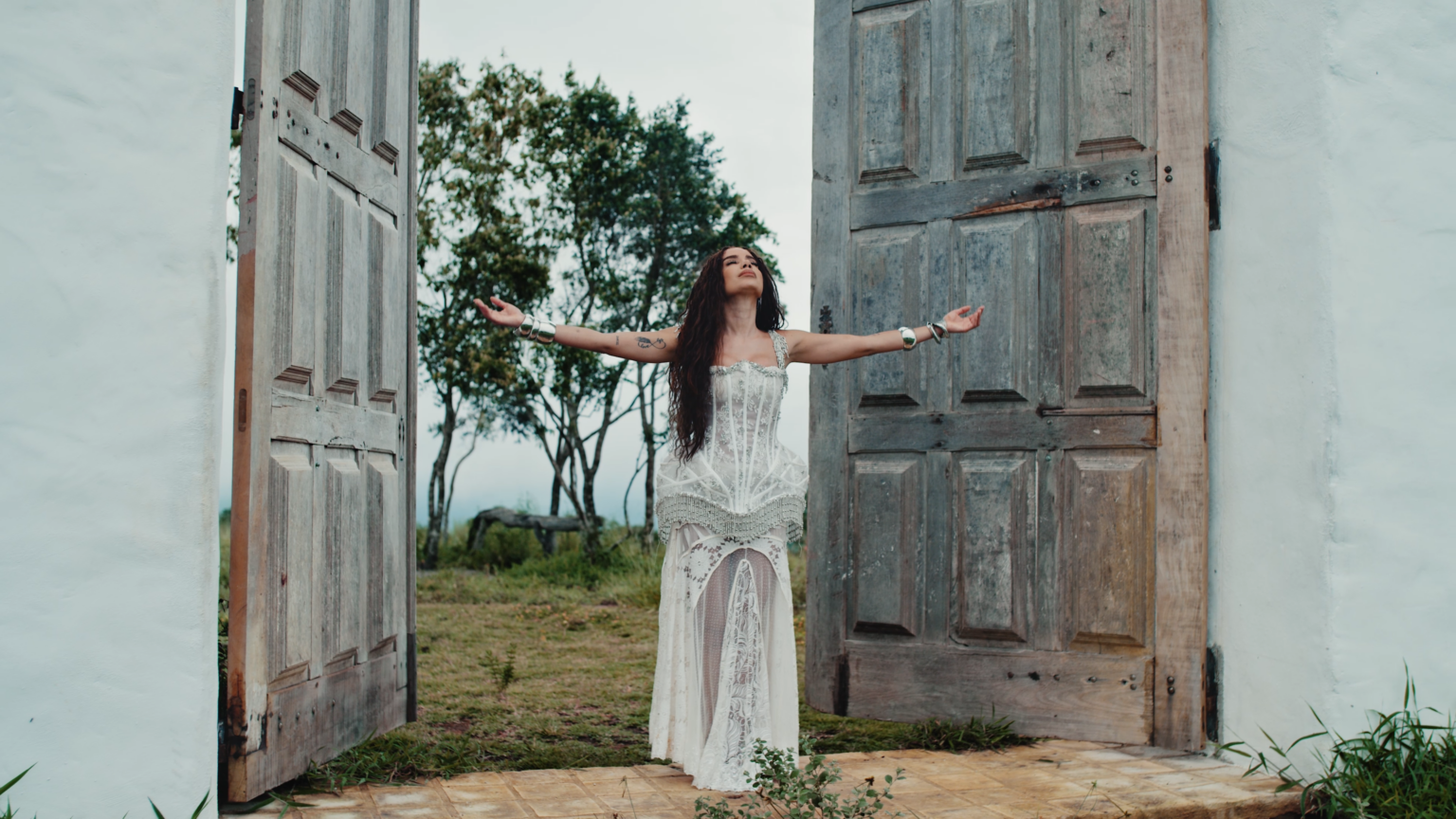 Anitta divulga visual da faixa ‘Deus Existe’, celebrando cura espiritual e conexão com a natureza