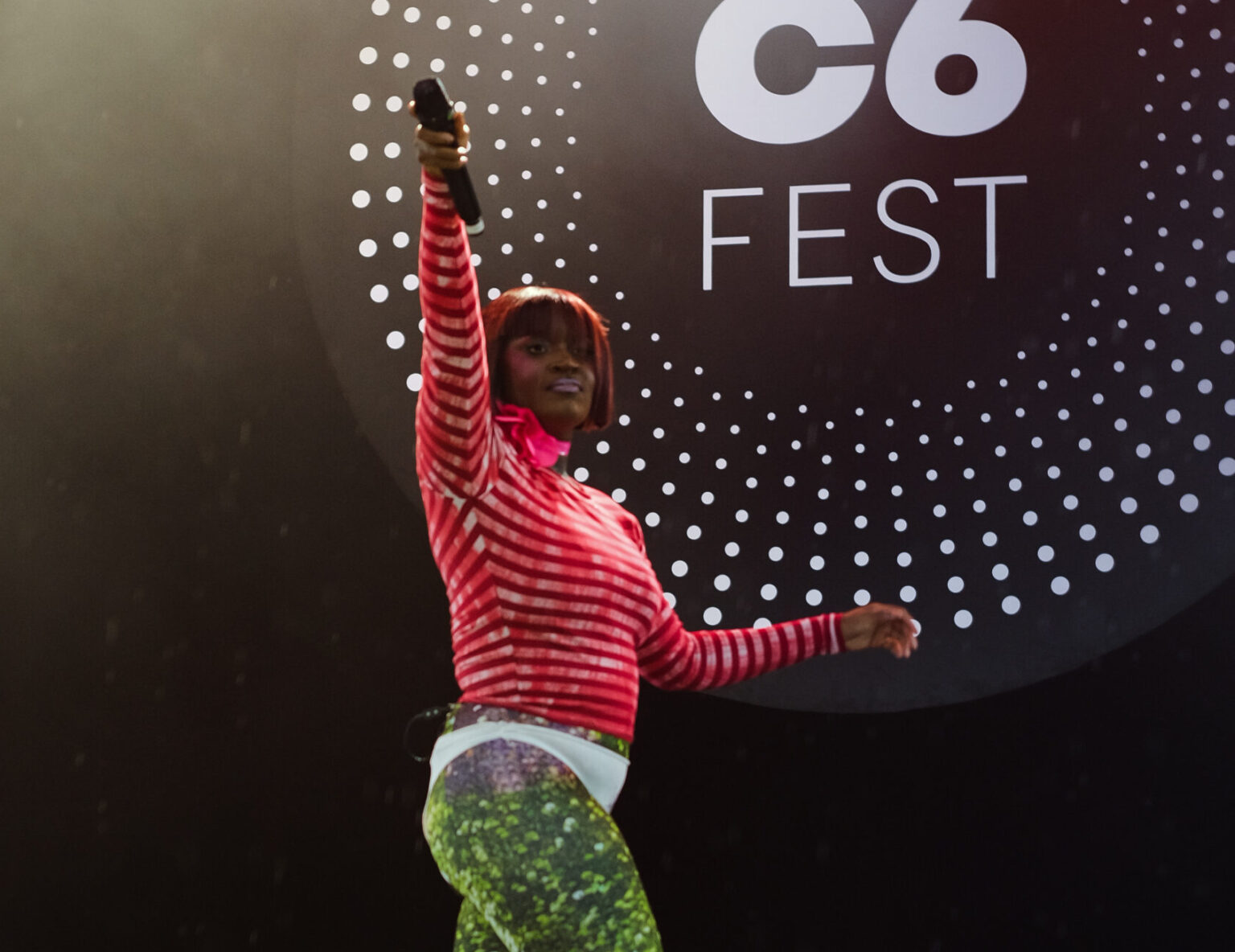 C6 Fest 2026: Amaarae transforma chuva em espetáculo e entrega show intenso no Parque Ibirapuera