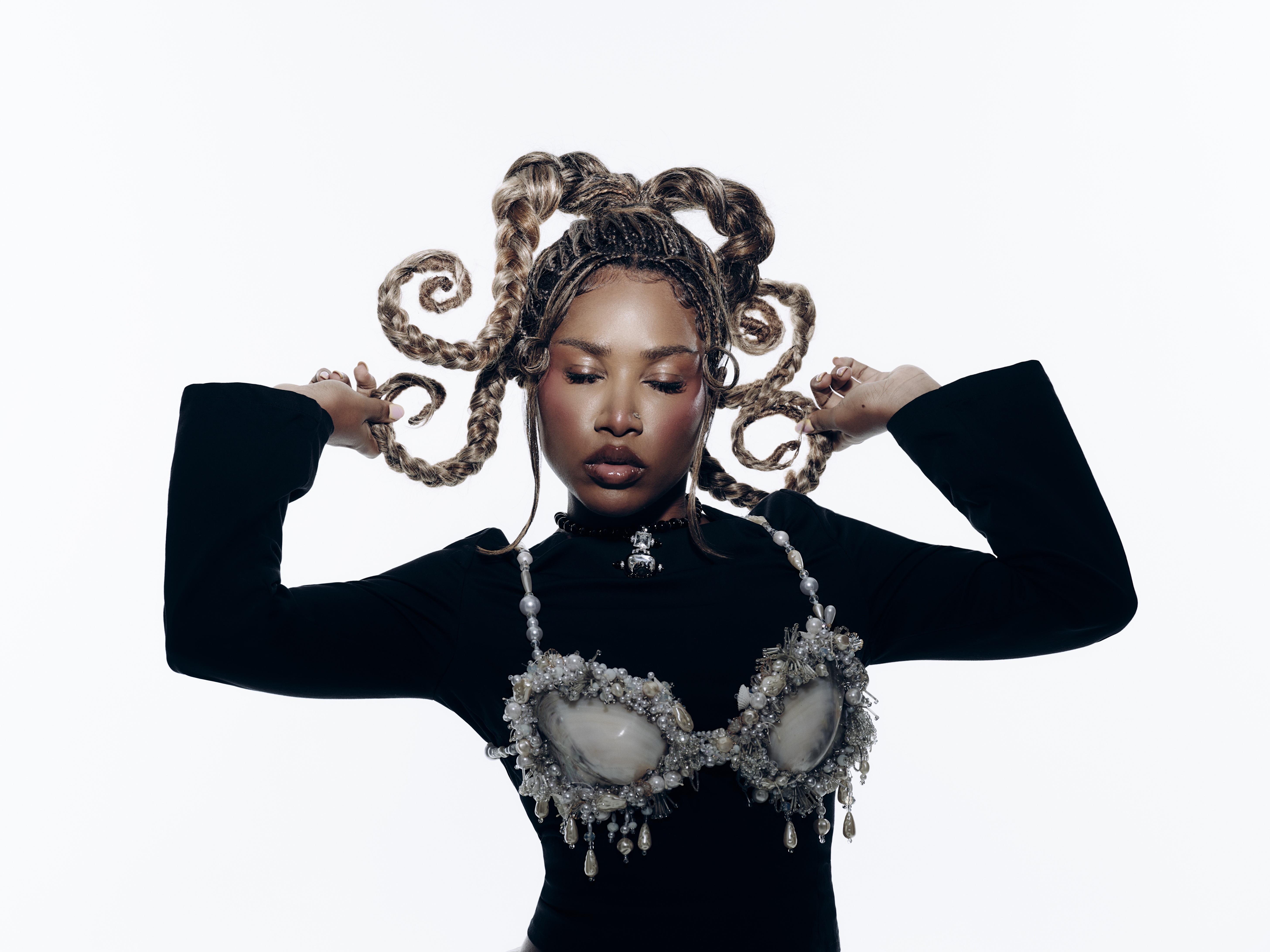 Ebony estreia em Sorocaba com show esgotado da turnê KM2 (De Luxo)