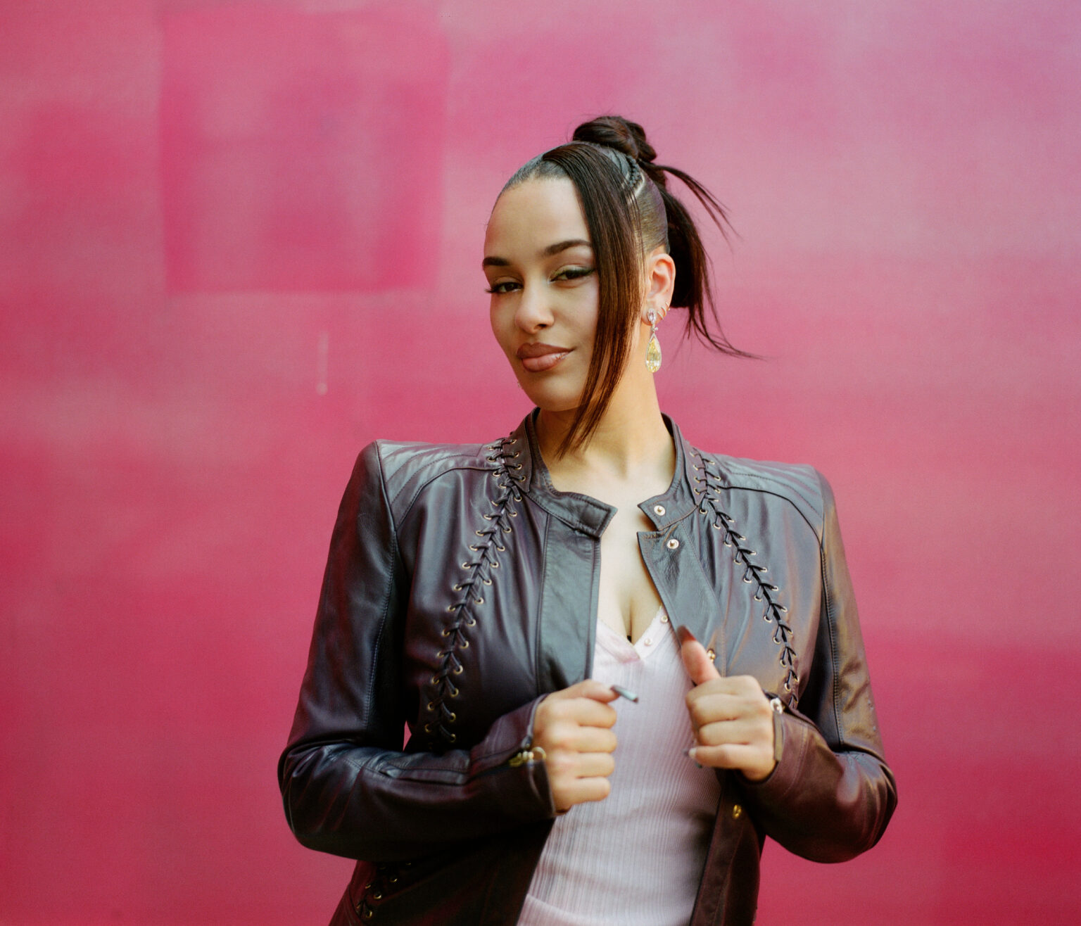 Jorja Smith lança novo single e aumenta expectativa para turnê no Brasil em 2026