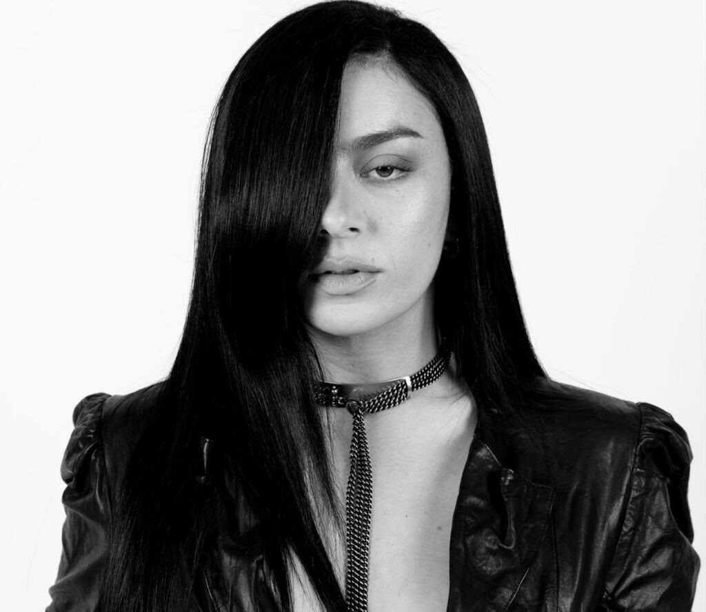 Charli XCX lança o novo single “SS26” com videoclipe inédito