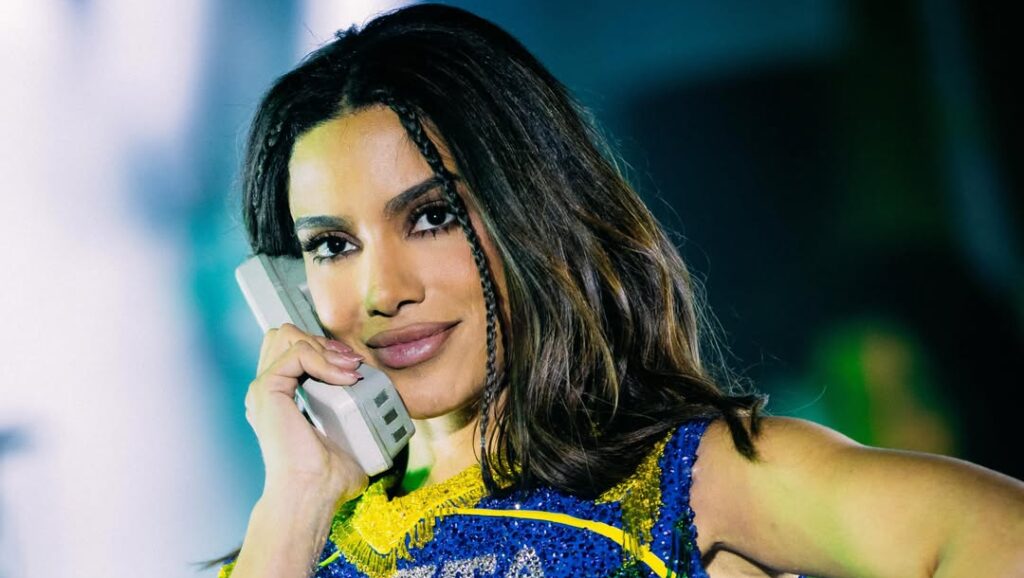 Anitta estreia música inédita na Arena Brasileira