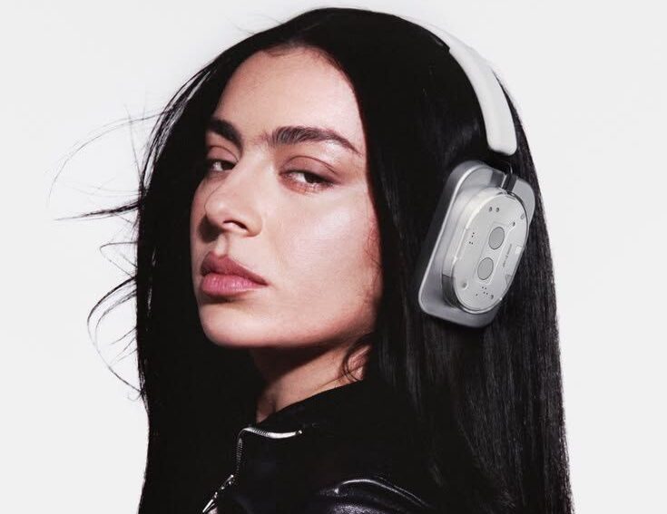 Charli XCX anuncia novo álbum “Music, Fashion, Film” com grandes referências à música, moda e cinema