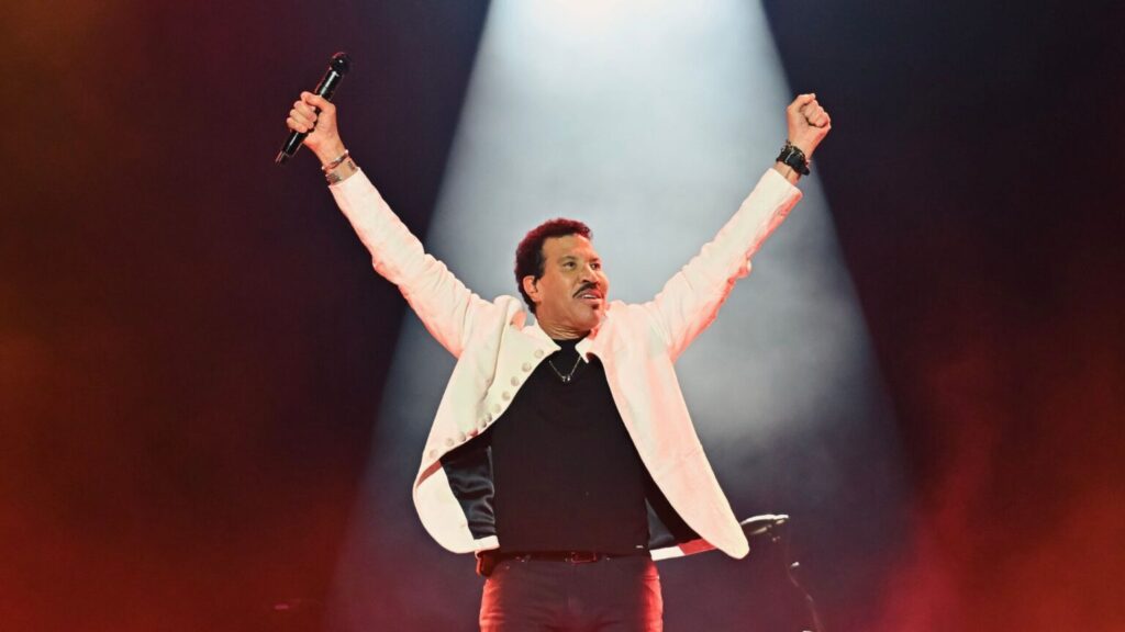 Lionel Richie desembarca no Brasil com show de clássicos