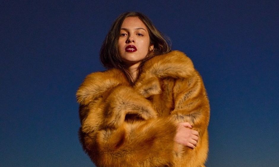 Olivia Rodrigo se apresenta de surpresa no Primavera Sound Barcelona e estreia música com Robert Smith