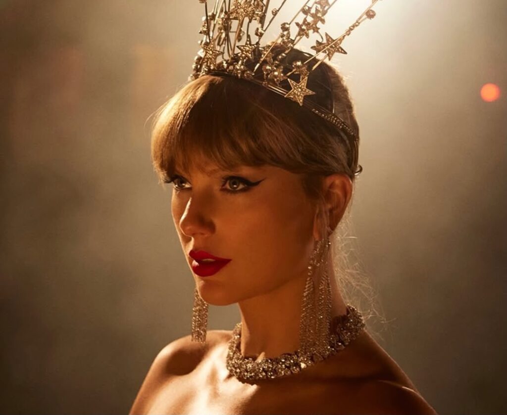 Taylor Swift celebra 20 anos de carreira no topo das paradas e de volta às origens