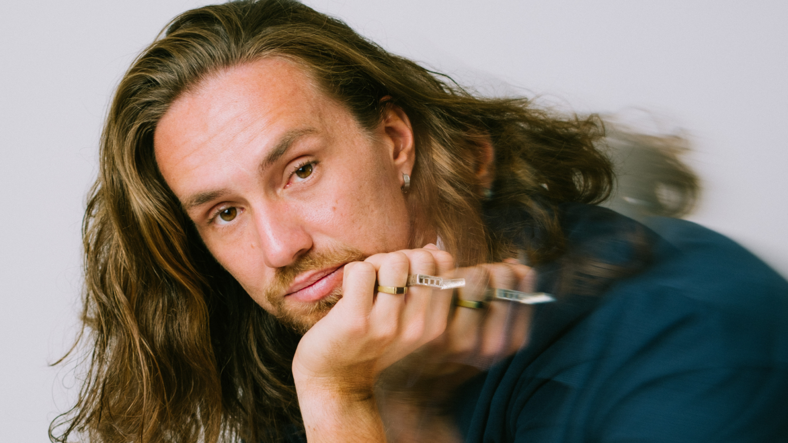 Vitor Kley apresenta a turnê Sozinho e Bem Acompanhado: Voz, Violão e Vocês