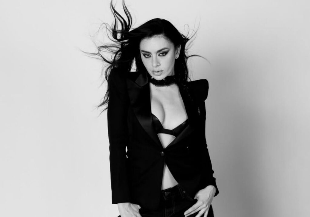 Charli XCX anuncia turnê “Music, Fashion, Film” e leva nova era aos palcos da América do Norte