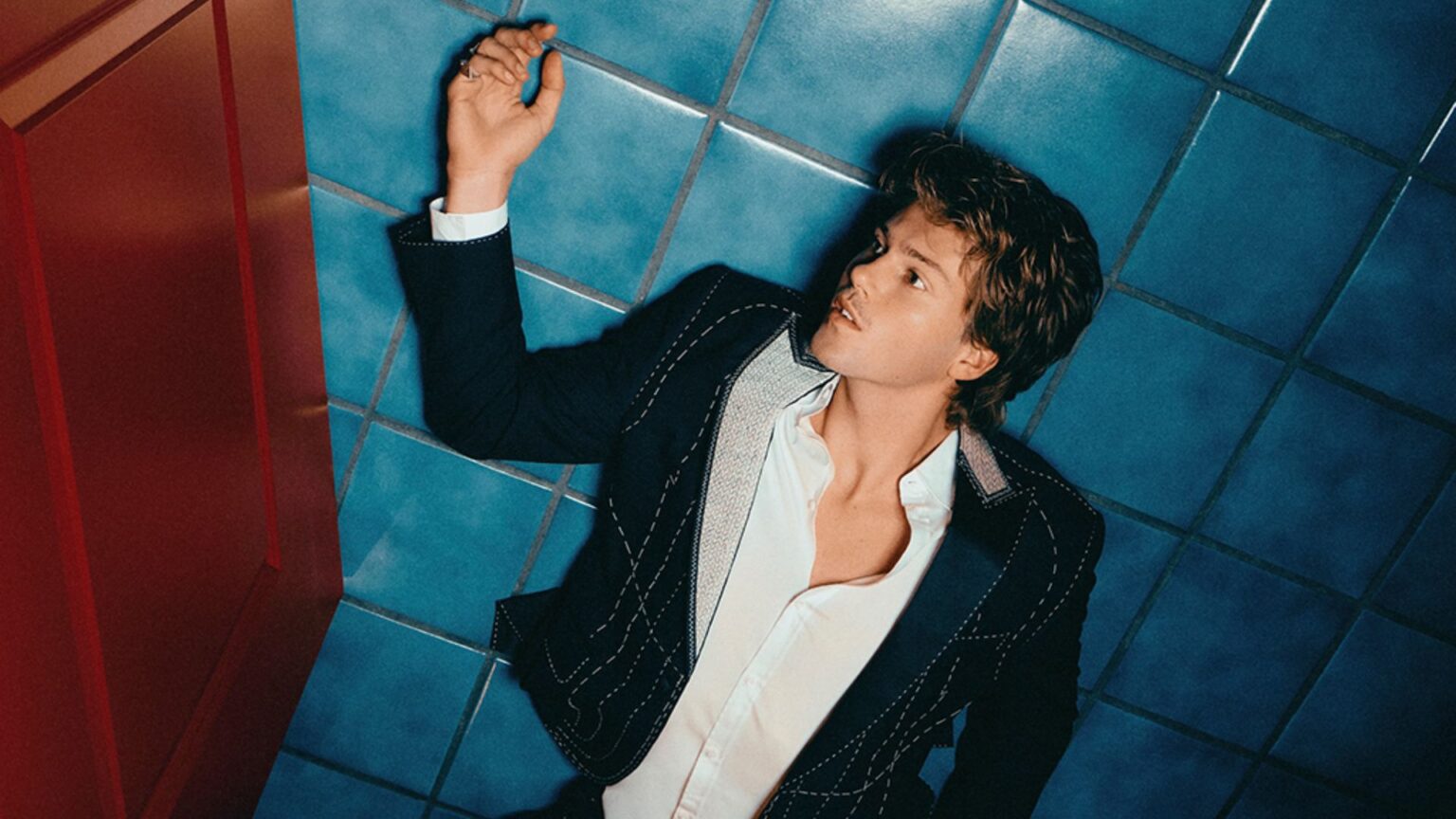 Ruel lança o deluxe “Kicking My Feet & Screaming”, disco que apresenta os dois lados da paixão