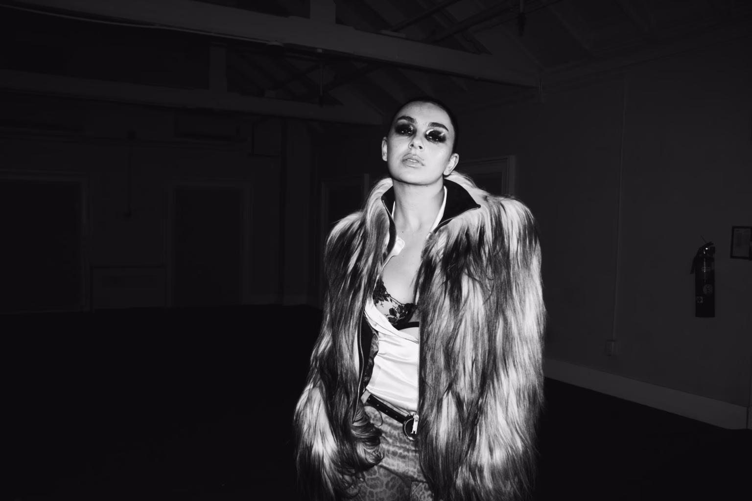 O fim da festa e o eco do vazio: uma análise completa de Music, Fashion, Film de Charli xcx