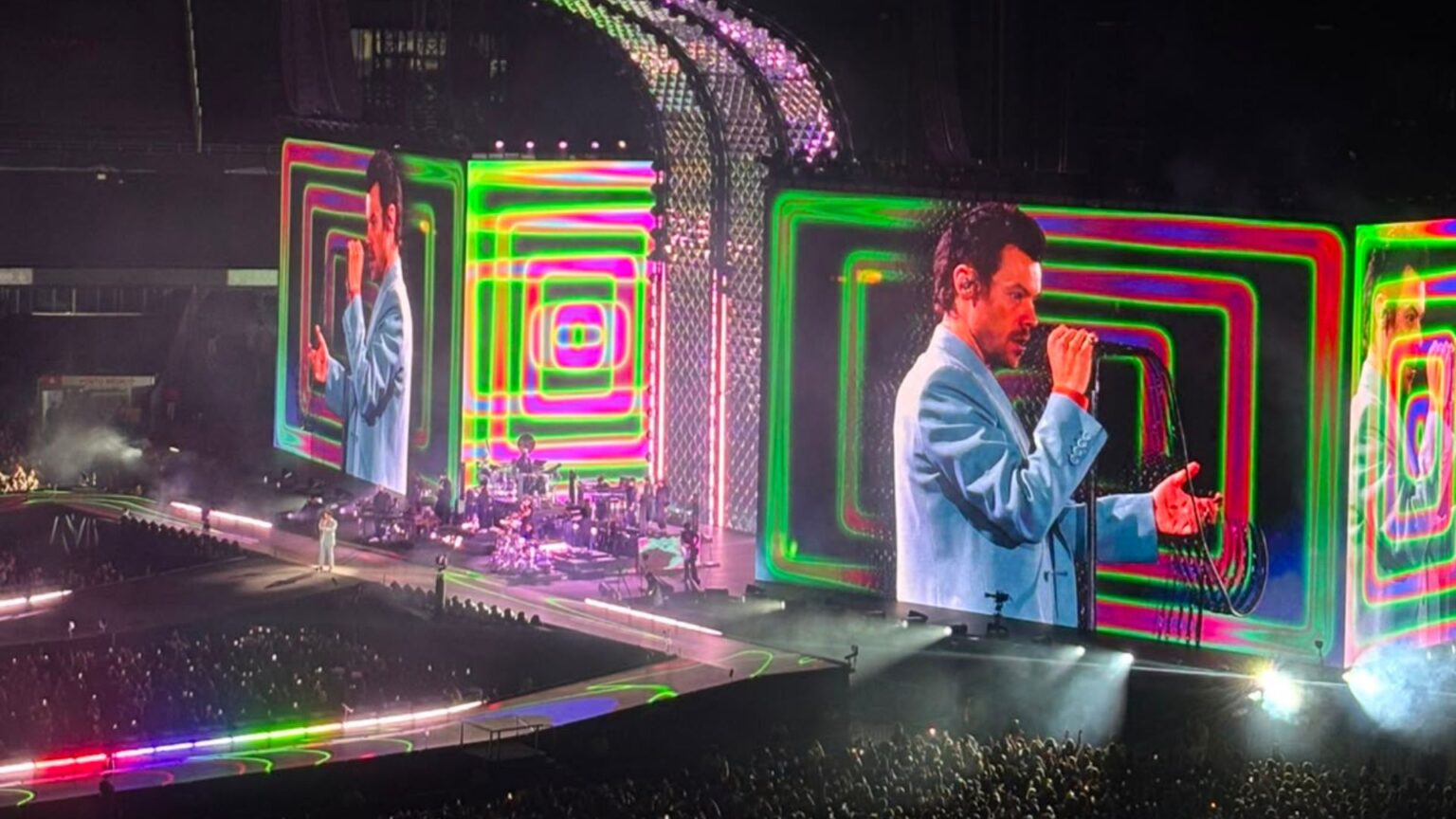 Harry Styles bate leque e transforma Morumbis em uma grande celebração musical durante show