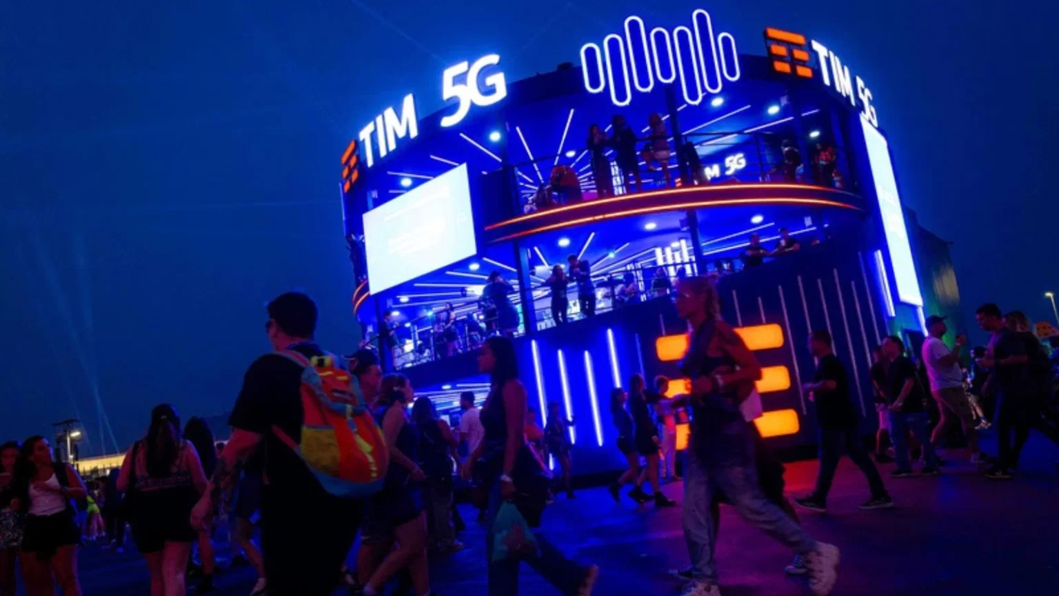 TIM sorteia ingressos para o Rock in Rio em ativação especial na Barra da Tijuca