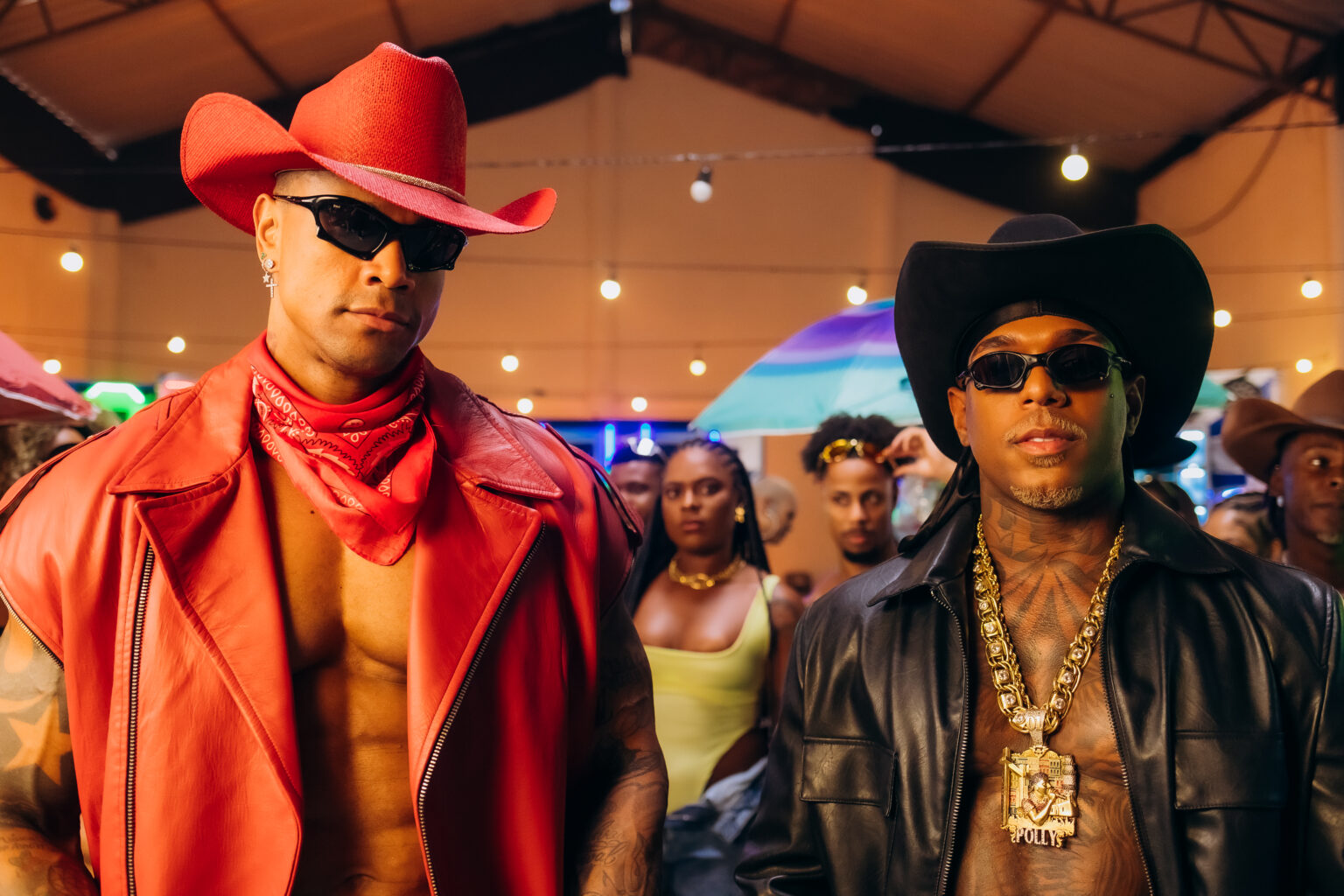 Oh Polêmico e Léo Santana surgem como cowboys em “Laço na Fivela”