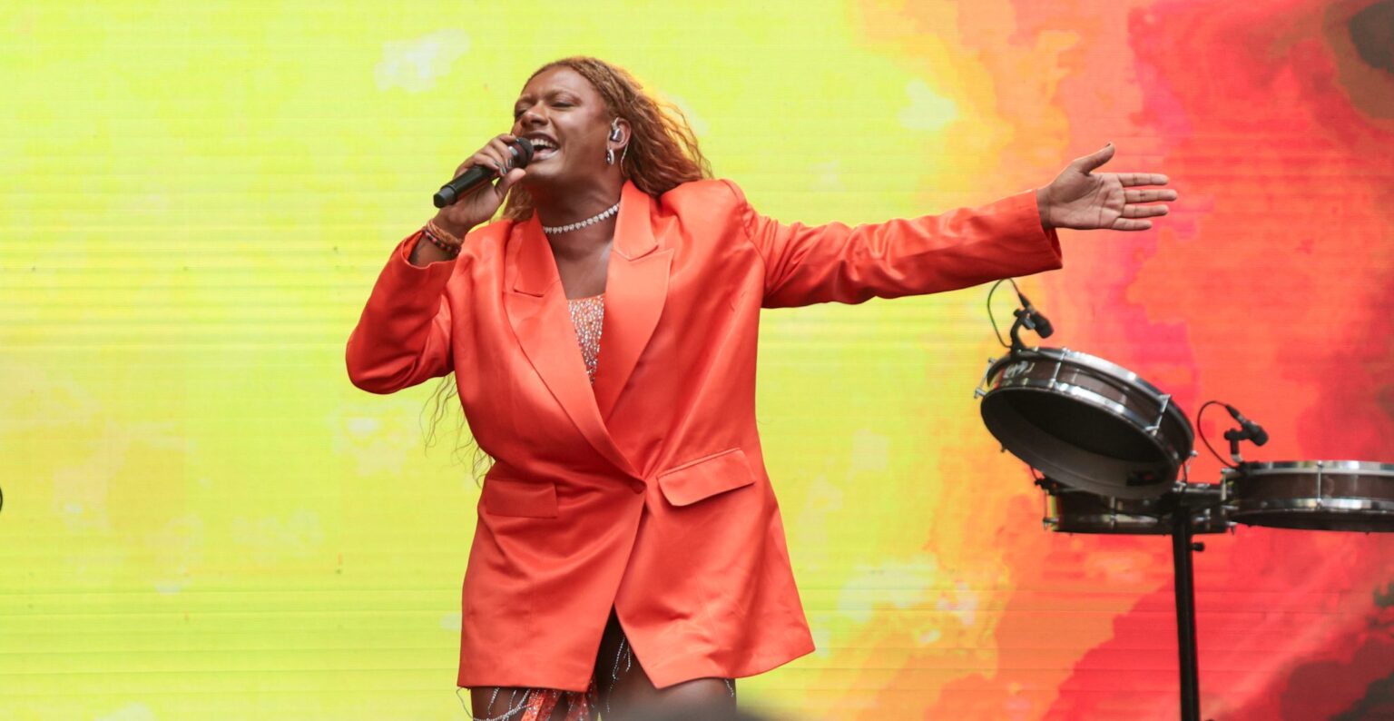 Liniker estreia turnê “Bye Bye Caju” no Brasil com show no Nubank Parque