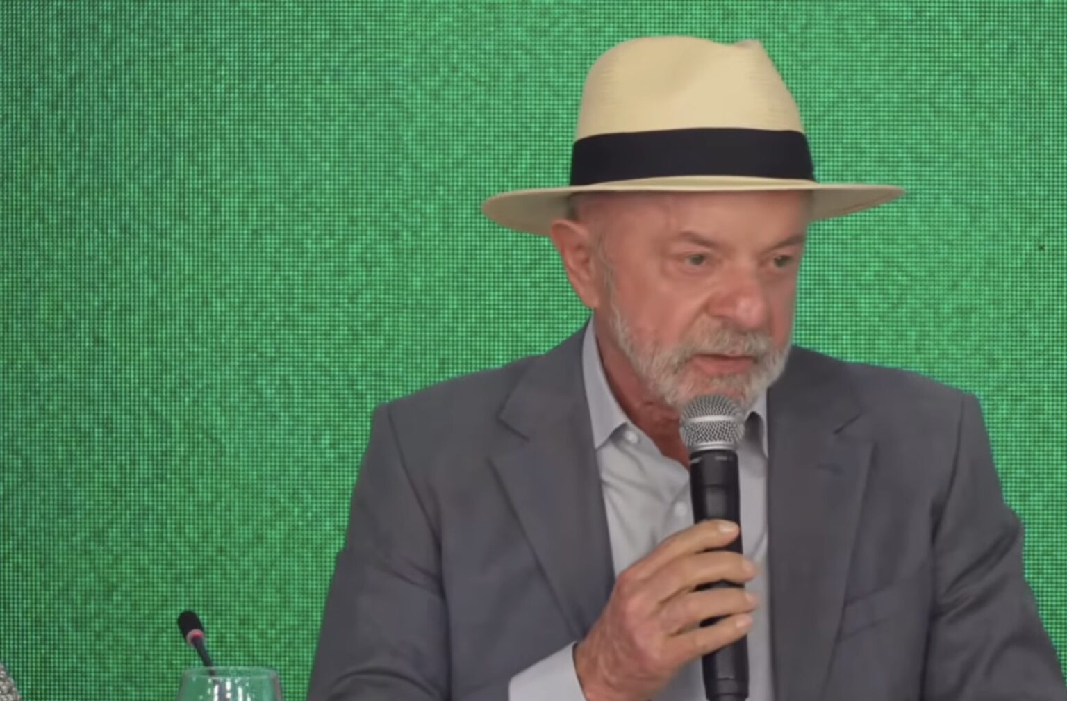 Fim do cambismo digital e água gratuita: Lula assina decretos para proteger público de grandes eventos