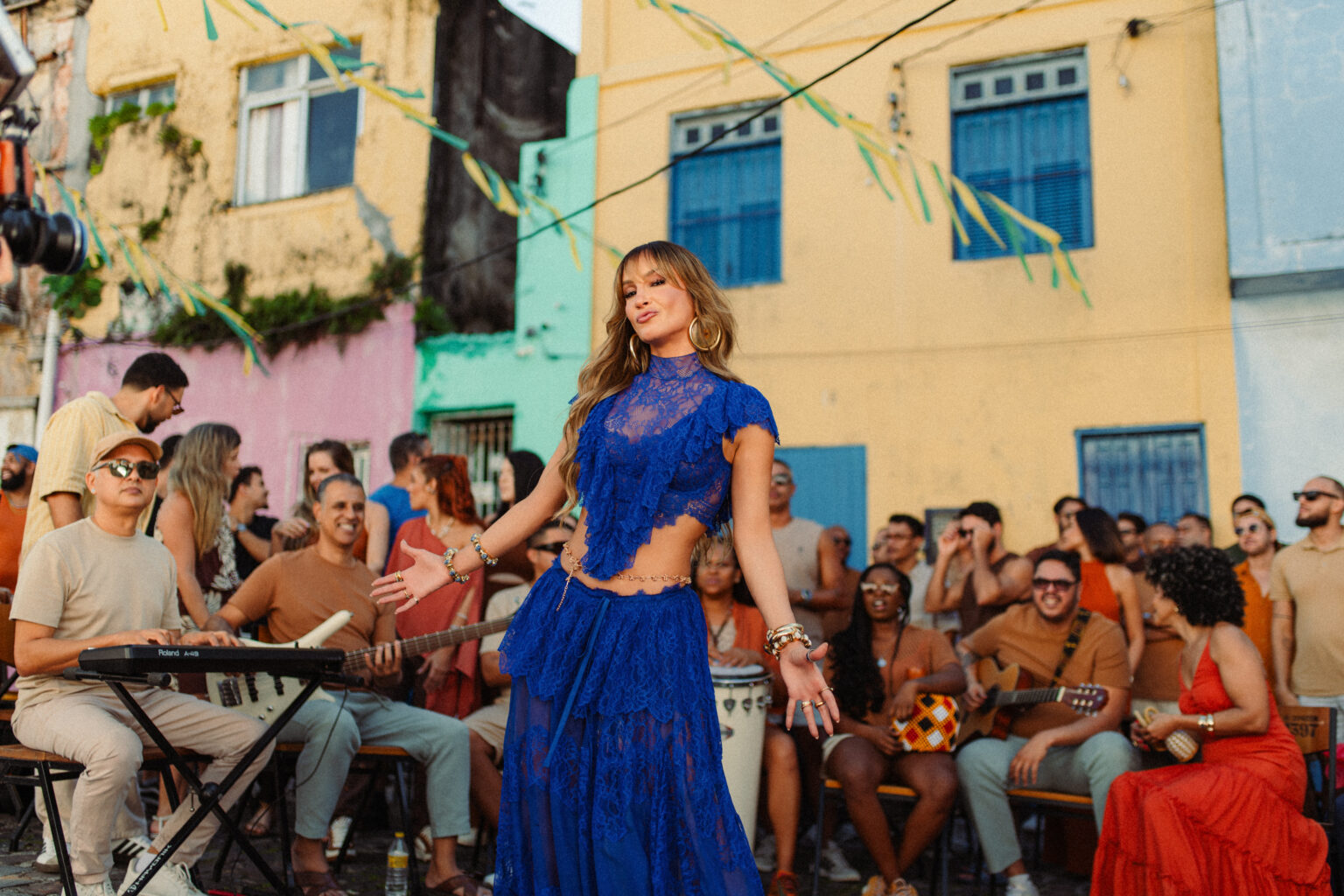Claudia Leitte lança videoclipe de “O Motivo Pra Vencer” com participação da filha Bela