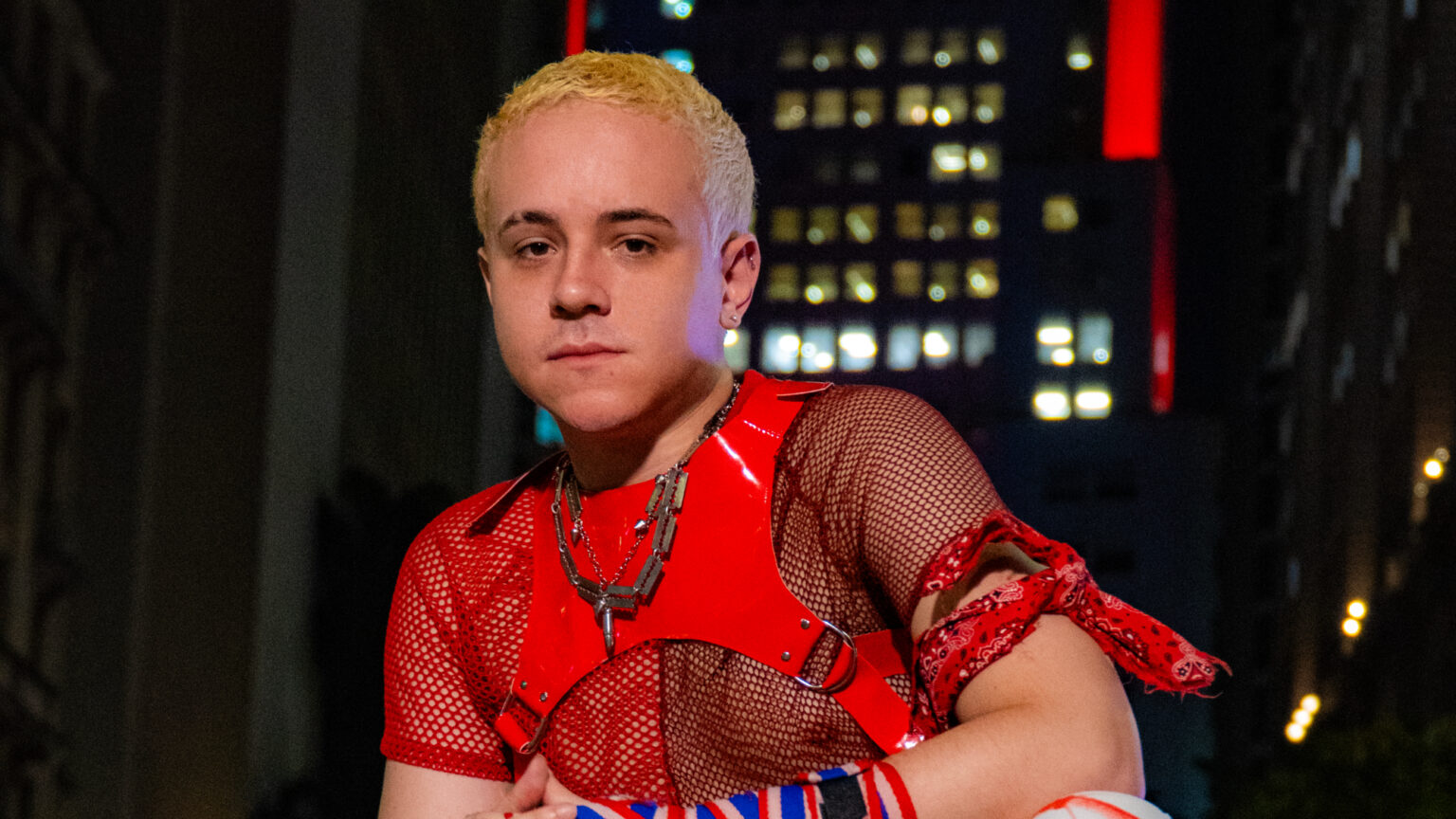 Dornelles transforma barbearia da Rocinha em território de desejo no clipe de “GLOCK GLOCK”