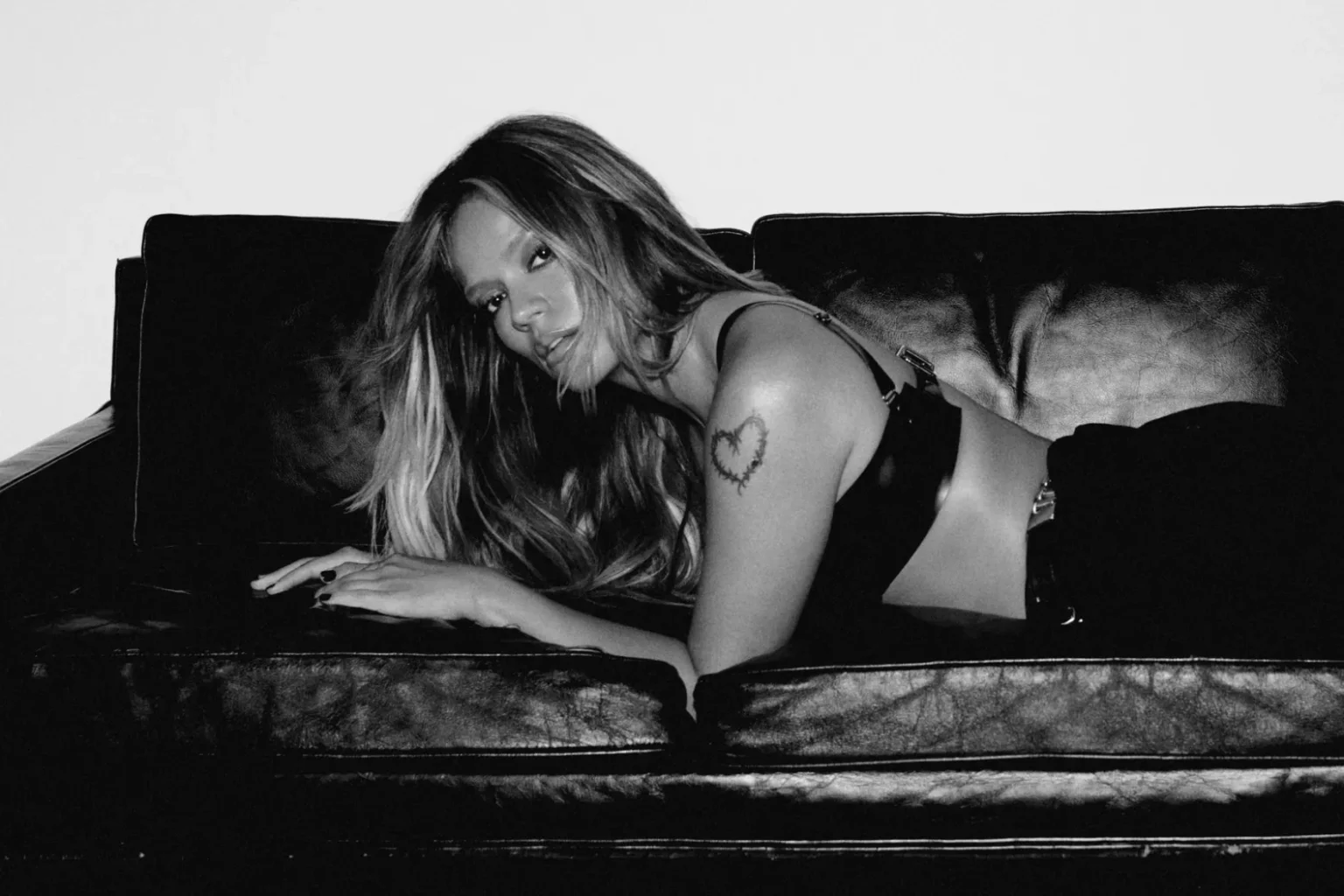 Karol G lança álbum “No Me Arrepiento de Sentir Tanto” antes de vir com a turnê para o Brasil
