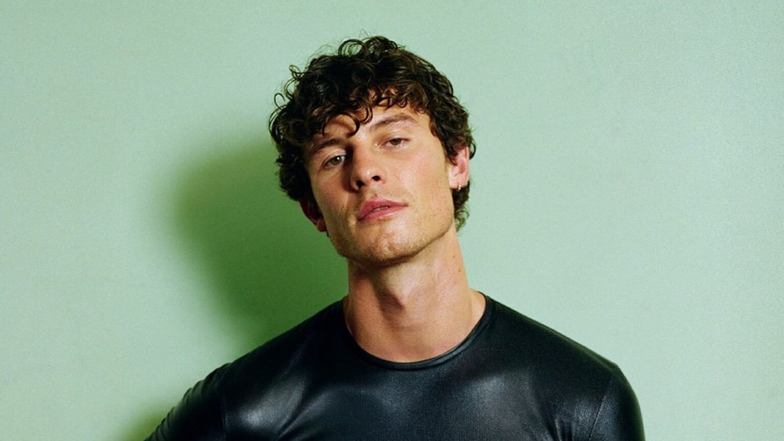 Shawn Mendes revela estar preparando seu sexto álbum de estúdio no Brasil