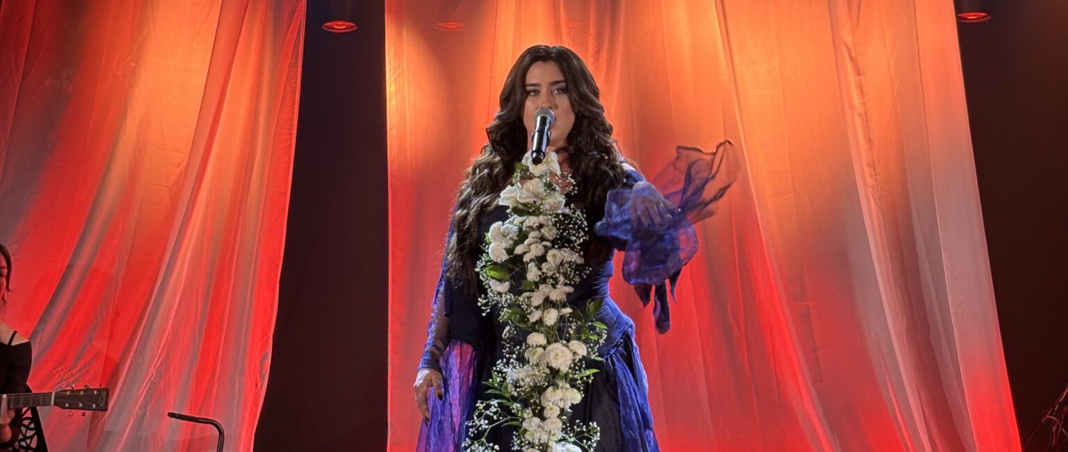 Lauren Jauregui faz pocket show acústico e demonstra apoio à Palestina em Belo Horizonte
