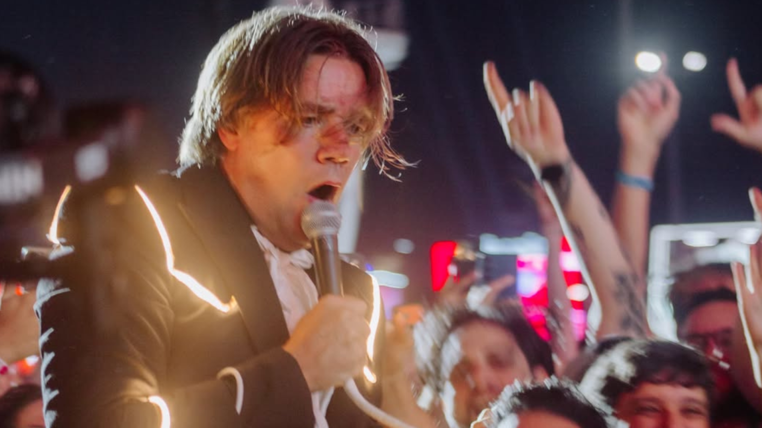 The Hives rouba a cena e entrega o melhor show de um primeiro dia morno no Rock in Rio 2026