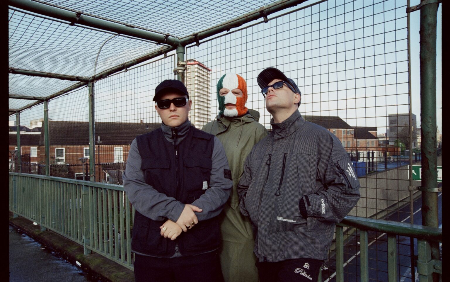 Balaclava Records traz o polêmico trio irlandês KNEECAP para show inédito em São Paulo