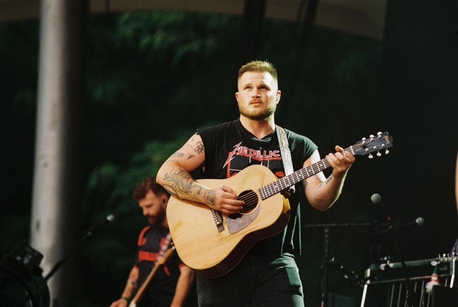 Zach Bryan lança novo EP com parceria inédita com Lana Del Rey após quebrar recordes de público
