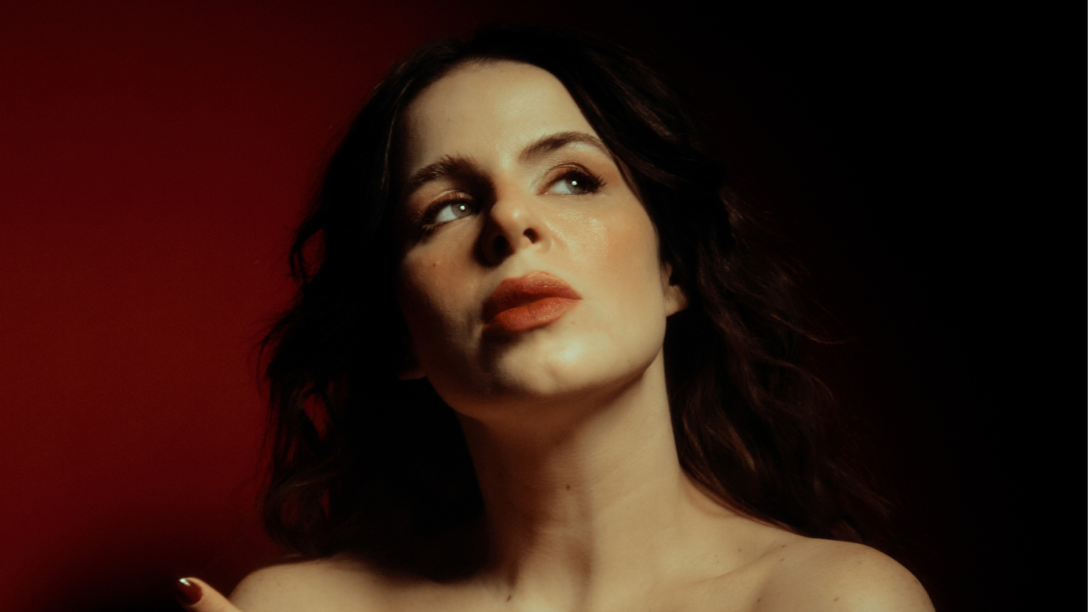Mariana Volker apresenta formato acústico da turnê ‘Feitiço’ na Casa Outono, em Belo Horizonte