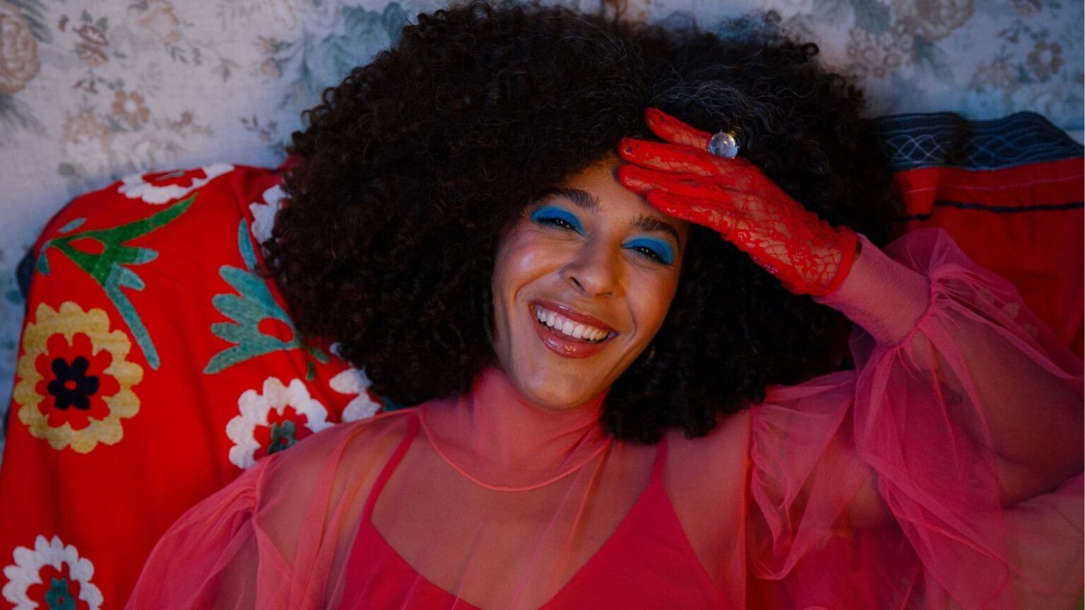 A viagem musical de Josyara: entre o toque percussivo e a poesia urbana