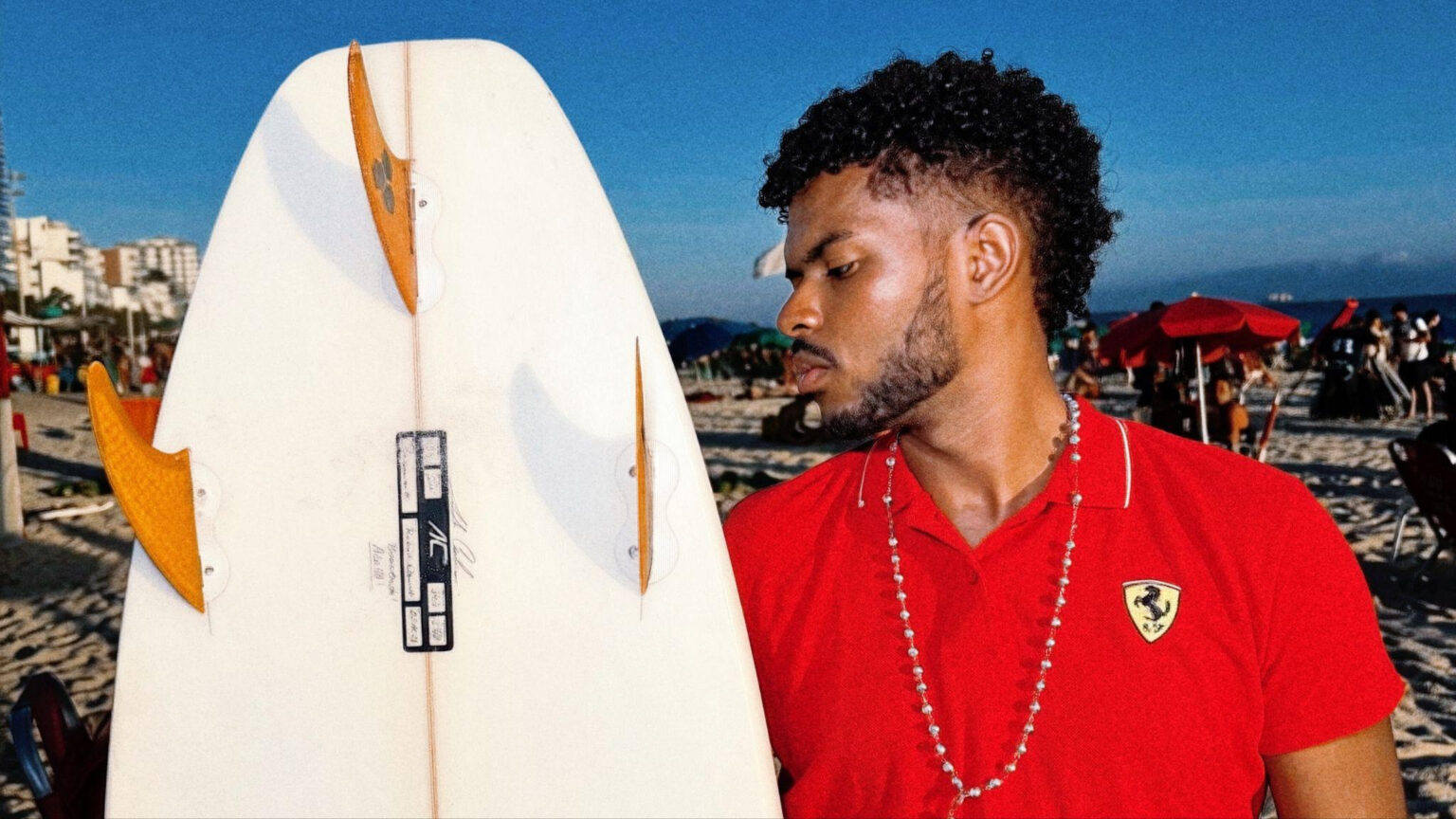 Robert mistura funk e R&B no novo single “Beira do Mar”